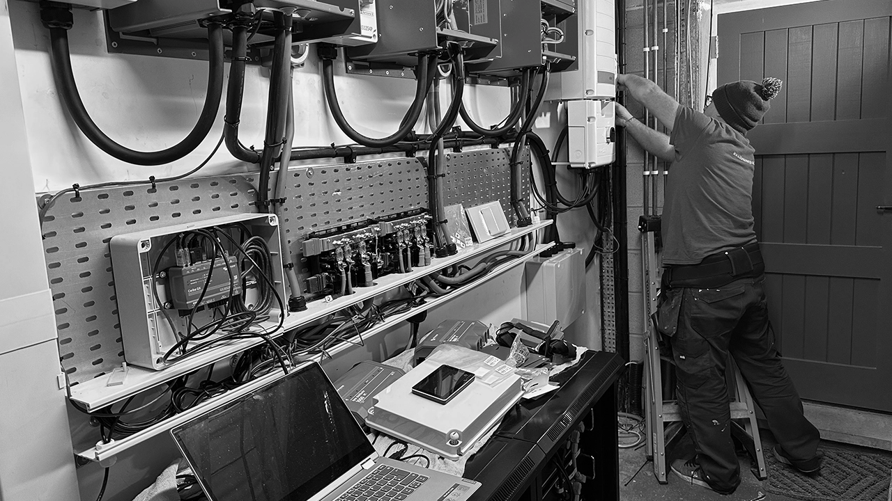 Energy Monkey three-phase Victron installation